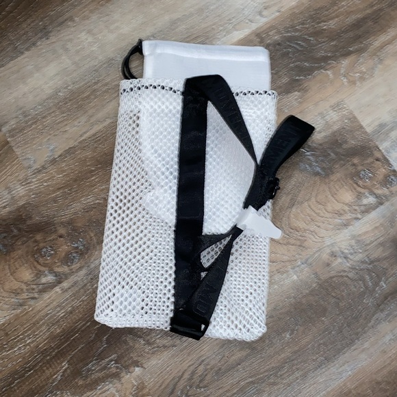 Free People x Movement Mesh Sling Bag Crossbody One Shoulder Bag NWOT - Picture 3 of 6